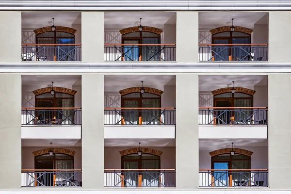 Janelas e varandas do novo edifício durante o dia . — Fotografia de Stock