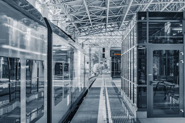 Roza Khutor station, Rusko., 15. října 2019: Osobní vlak do Soči stojí u nástupiště před odjezdem. — Stock fotografie