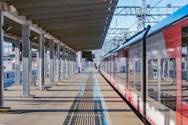 Yolcu treni akşam saatlerinde platforma yaklaşır..