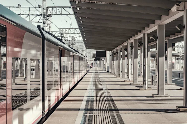 Yolcu treni akşam saatlerinde platforma yaklaşır.. — Stok fotoğraf