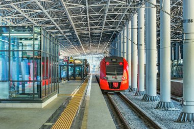 Roza Khutor İstasyonu, Rusya., 15 Ekim 2019: Sochi 'ye giden yolcu treni kalkıştan önce peronun yanında duruyor.