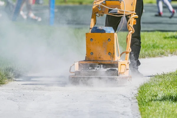 Trabajador que hace con la máquina especial camino estrecho . — Foto de Stock