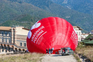 Krasnaya Polyana, Rusya - 13 Ekim 2019: Kasabanın kırmızı sıcak hava balonunu uçurma hazırlığı.