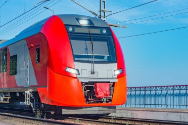 Yolcu treni Karadeniz kıyısındaki platform boyunca duruyor. Soçi. Rusya.