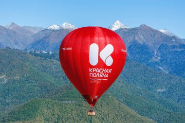 Krasnaya Polyana, Rusya - 13 Ekim 2019: Dağlık arka planda kırmızı sıcak hava balonu uçuşu.