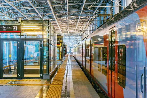 Roza Khutor station, Rússia., 15 de outubro de 2019: O trem de passageiros para Sochi fica perto da plataforma antes da partida . — Fotografia de Stock