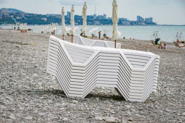 Kumsalda güneşli yataklar Bulutlu bir günde.