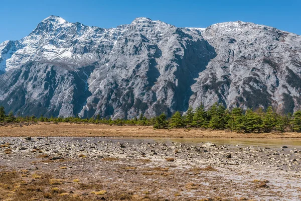 Pohled na hory ve dne od Lijiang. Provincie Yunnan. Čína. — Stock fotografie