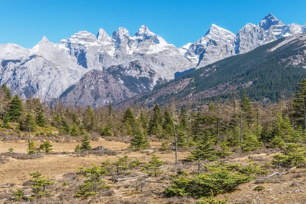 Θέα στο βουνό την ημέρα από Lijiang. Επαρχία Γιουνάν. Κίνα. — Φωτογραφία Αρχείου