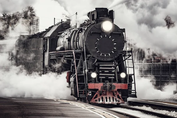Il treno a vapore parte dalla stazione ferroviaria di Riga. Mosca. Russia . — Foto Stock