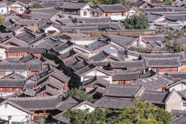 Tarihi şehir merkezinin havadan görünüşü. Lijiang. Çin.