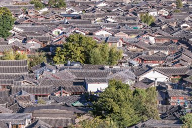 Tarihi şehir merkezinin havadan görünüşü. Lijiang. Çin.