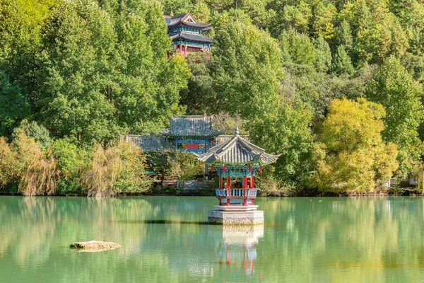 Autumn view of the Black Dragon Pool in the city park. Lijiang. Yunnan province. China. — Stock Photo, Image