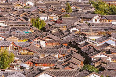 Akşam saatlerinde tarihi şehir merkezinin hava görüntüsü. Lijiang. Yunnan vilayeti. Çin.