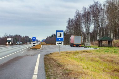 Nakliye kamyonu şoförleri için dinlenme alanı.
