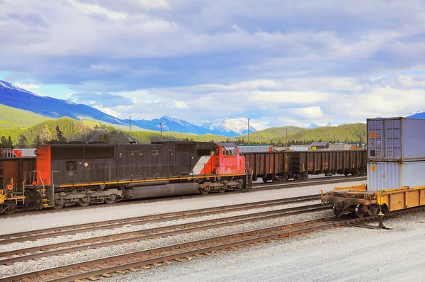 Treni container merci a Jasper. Alberta. Canada. — Foto Stock