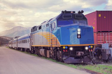 yolcu treni, jasper istasyonda duruyor. Kanada.