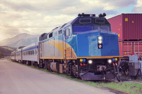 Passenger train stands on Jasper station. Canada. — Stock Photo, Image