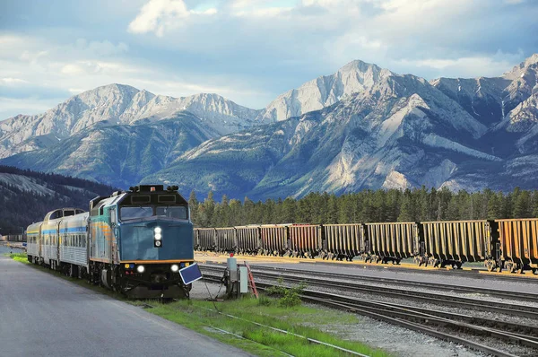 O comboio de passageiros fica na estação Jasper. Canadá . — Fotografia de Stock