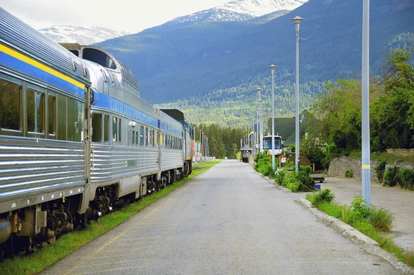 Pociąg pasażerski stoi na stacji Jasper. — Zdjęcie stockowe