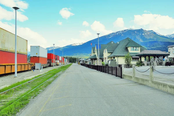 Jasper 'da yük konteynırı trenleri. Alberta. Kanada. — Stok fotoğraf