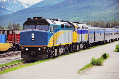 Vancouver 'dan gelen yolcu treni vardıktan sonra Jasper istasyonunda duruyor. Alberta..