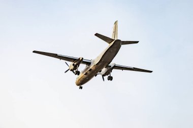 Akşam vakti gökyüzünde bir yük uçağı..