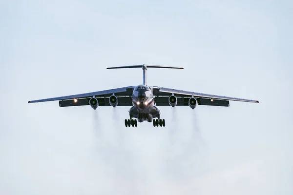 Nákladní letadlo na čisté obloze. — Stock fotografie