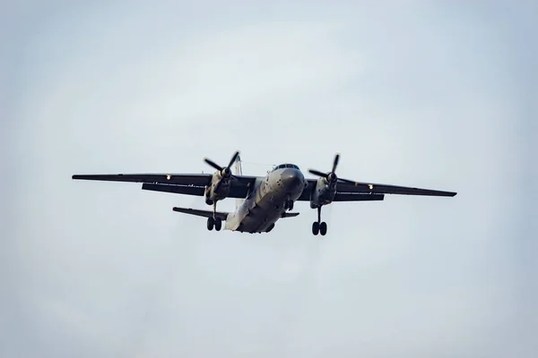 Nákladní vojenské letadlo na čisté obloze. — Stock fotografie