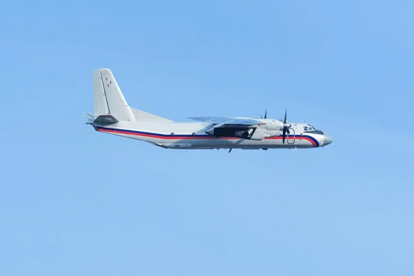 Nákladní letadlo na čisté obloze. — Stock fotografie