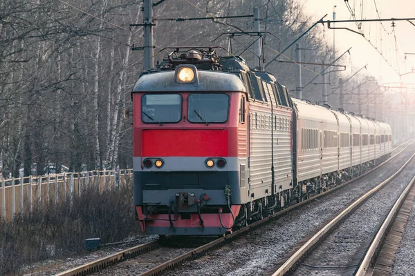 Tren de pasajeros se acerca a la estación en otoño por la mañana .. — Foto de Stock