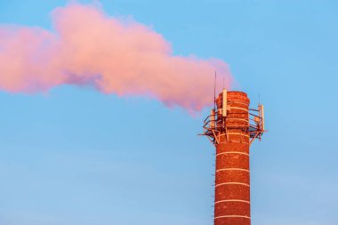 Bitkinin yanındaki baca buharlı..