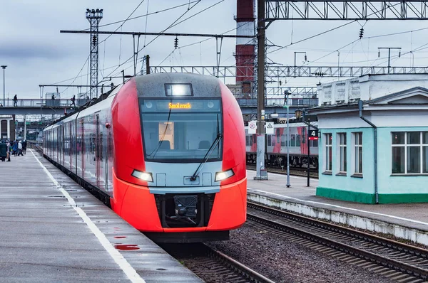 Smolensk, Rusia, 19 de noviembre de 2019: El moderno tren de alta velocidad está junto a la plataforma después de la llegada . — Foto de Stock