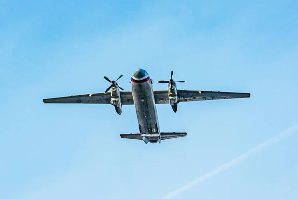 Passagerare retro plan i klar himmel. — Stockfoto