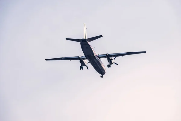 Aterrizaje del avión retro de pasajeros en el cielo despejado . —  Fotos de Stock