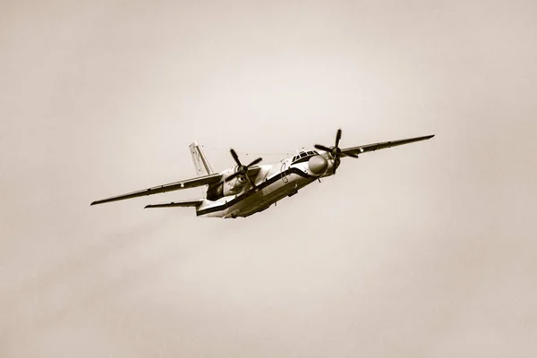Passagier retro vliegtuig in de heldere lucht. — Stockfoto