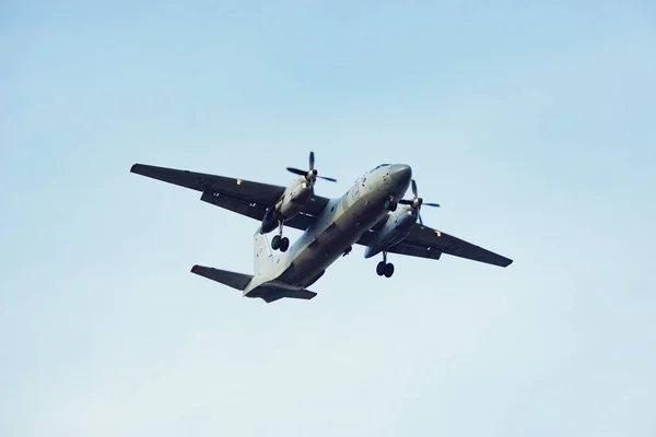 Samolot wojskowy towarowy na czystym niebie. — Zdjęcie stockowe