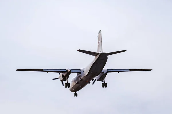 Aterrizaje del avión militar de carga en el cielo despejado  . — Foto de Stock