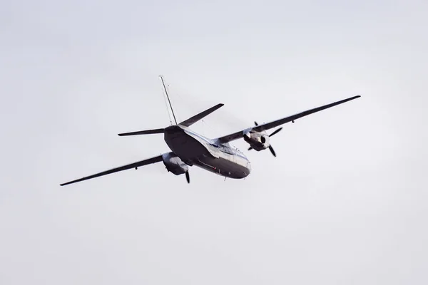 Avión militar de carga en el cielo despejado , —  Fotos de Stock