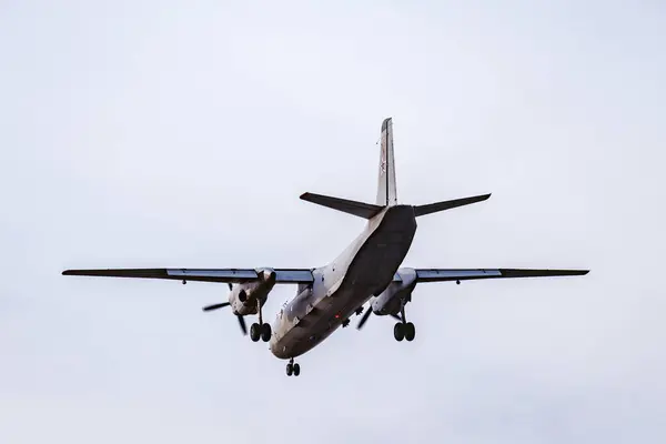 Aterrizaje del avión militar de carga en el cielo despejado a la hora de la tarde . — Foto de Stock