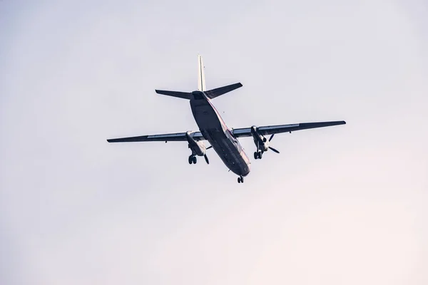 Aterrizaje del avión retro de pasajeros en el cielo despejado . — Foto de Stock