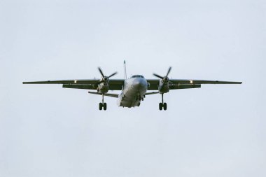 Akşamüstü açık havada askeri bir uçak..