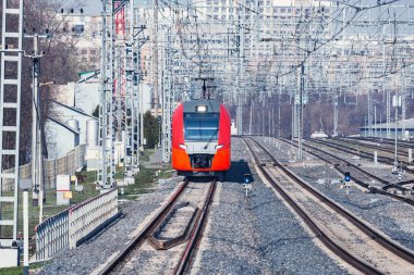 Yolcu treni şehir arka planında hareket ediyor. Moskova. Rusya.