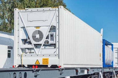Demiryolu platformunda 20 metre uzunluğunda soğutulmuş konteyner.