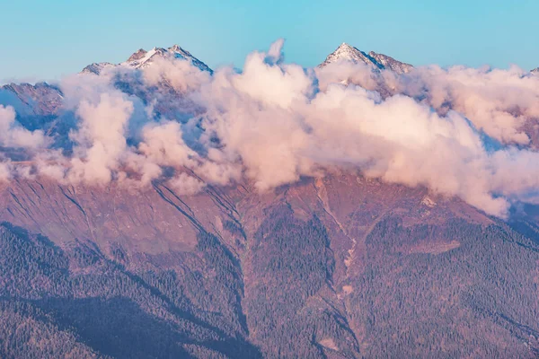 Montagne del Caucaso all'ora del tramonto. Sochi. Russia . — Foto Stock