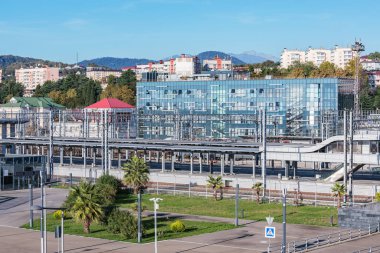 Akşam saatlerinde Adler tren istasyonunun platformları.