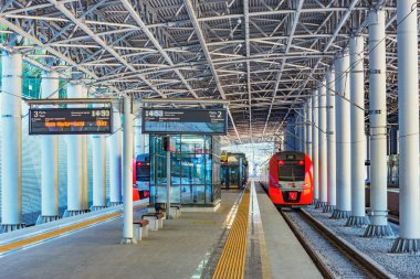 Roza Khutor İstasyonu, Rusya., 15 Ekim 2019: Sochi 'ye giden yolcu trenleri kalkıştan önce platformun yanında duruyor.