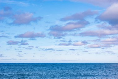 Deniz ve bulutlar güneşli bir günde görünür..