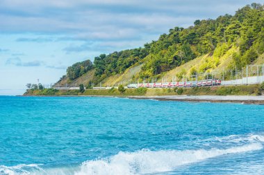 Yolcu çift katlı tren Karadeniz sahili boyunca ilerliyor. Soçi. Rusya.