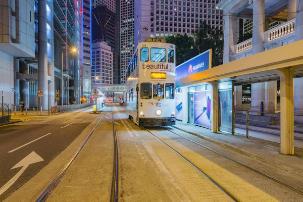 Tram retrò sulle strade della città di sera . — Foto Stock